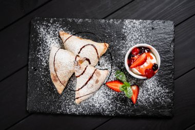 masada dondurma ve çilek ile İtalyan kek 