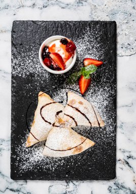 masada dondurma ve çilek ile İtalyan kek 