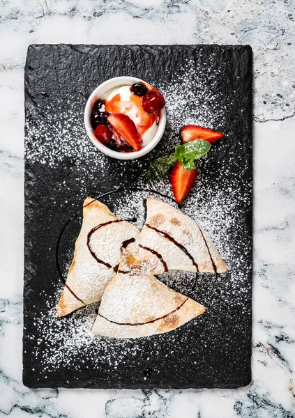 masada dondurma ve çilek ile İtalyan kek 
