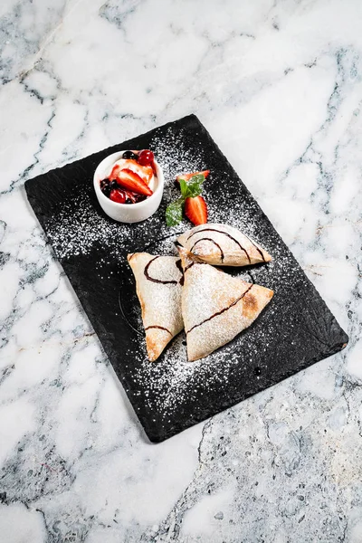 masada dondurma ve çilek ile İtalyan kek 