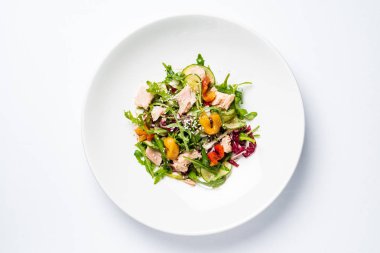 beyaz tabakta ton balığı ile salata, yakın