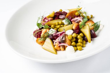 beyaz tabakta pancar ile sebze salatası, yakın