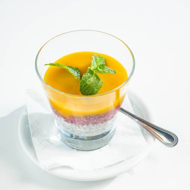 Hindistan cevizi sütü chia puding masada meyve ile