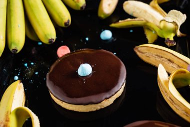 siyah arka planda lezzetli muz kek, yakın