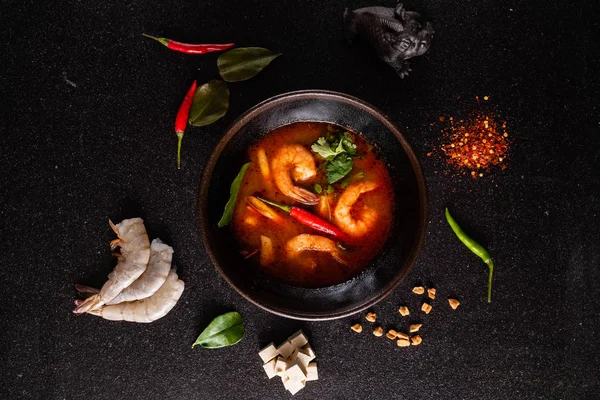 Sopa Tailandesa Quente Com Camarões Close — Fotografia de Stock
