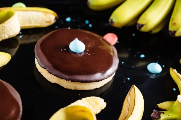 美味的香蕉蛋糕在黑色的背景 — 图库照片