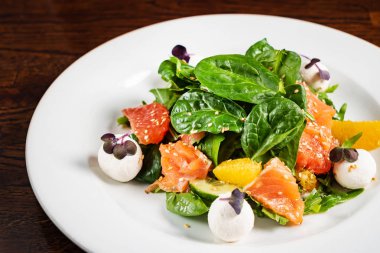 plaka üzerinde somon balık ile sezar salatası 