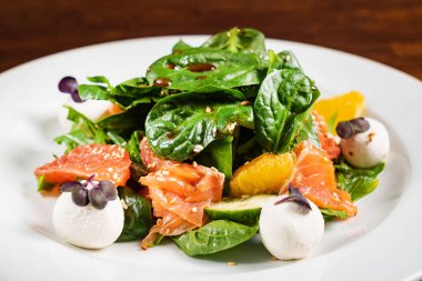 plaka üzerinde somon balık ile sezar salatası 