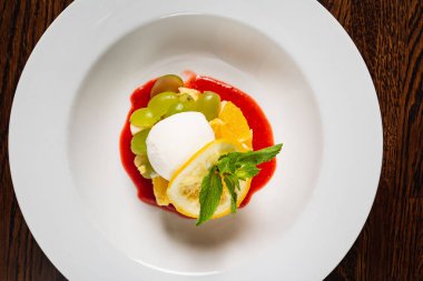 tabakta nane ile vejetaryen meyve tatlısı 