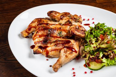 Kızarmış tavuk ve tabakta salata.