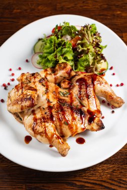 Kızarmış tavuk ve tabakta salata.