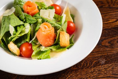 somon balığı ile sezar salatası, yakın