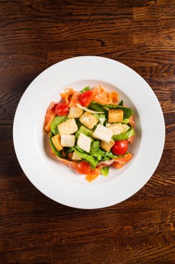 somon balığı ile sezar salatası, yakın