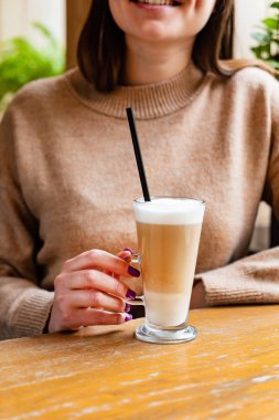 kadın içme Latte Macchiato kahve 