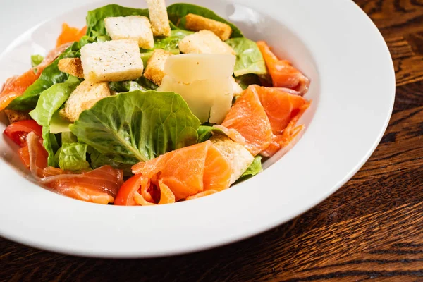 Insalata Cesare Con Pesce Salmone Primo Piano — Foto Stock