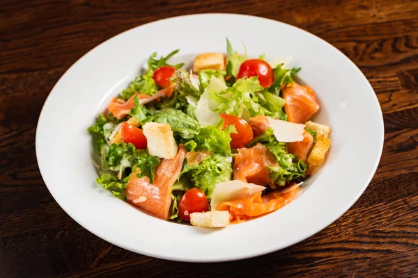 Caesar Salat Mit Lachsfisch Nahaufnahme — Stockfoto