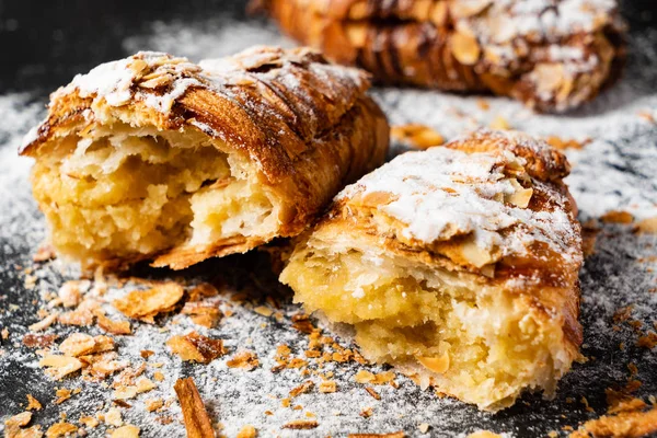 Delicioso Croissants Con Almendras Sobre Fondo Negro — Foto de Stock