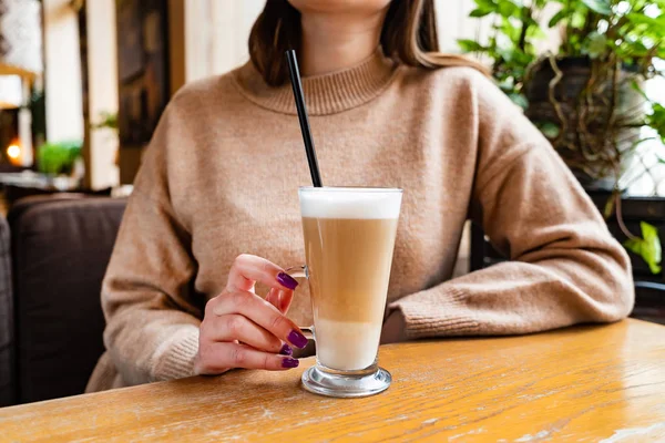 Kobieta Pije Kawę Latte Macchiato Kawiarni — Zdjęcie stockowe