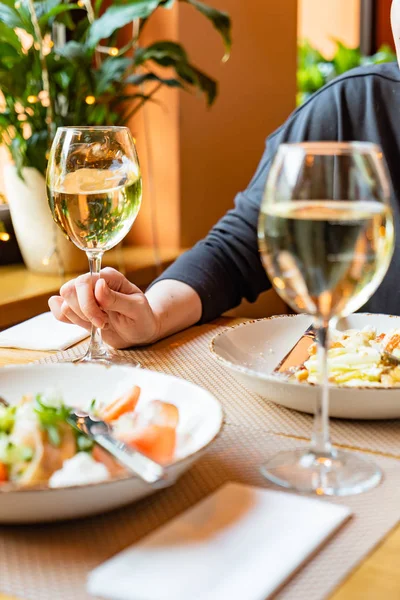 Abendessen Restaurant Frau Sitzt Steuer — Stockfoto