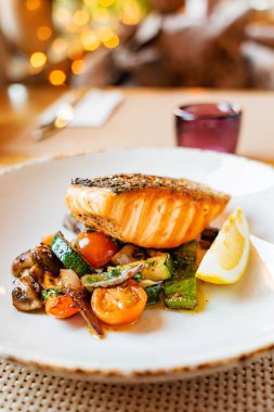 kavrulmuş sebze ile Somon, restoranda akşam yemeği