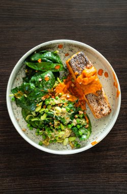 salata, somon steak yakın çekim