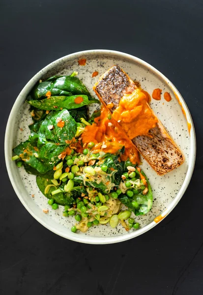 salata, somon steak yakın çekim