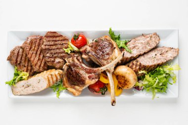 etli meze beyaz tabakta yakın çekim