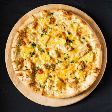 Pizza siyah arka plan üzerinde Kapat