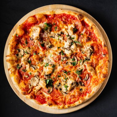 Pizza siyah arka plan üzerinde Kapat