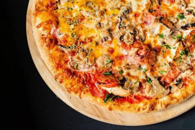 Pizza siyah arka plan üzerinde Kapat