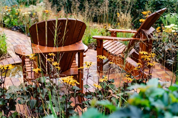 木製の椅子が備わります独自の庭園のレクリエーションエリア — ストック写真