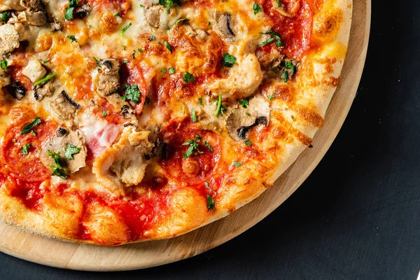 Pizza Sullo Sfondo Nero Primo Piano — Foto Stock