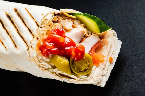 Fajita Envolver Sándwich Sobre Fondo Negro — Foto de Stock