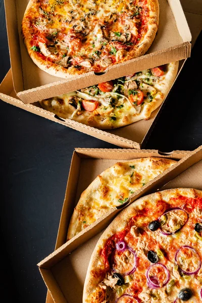 Pizza Fekete Háttér Közelről — Stock Fotó