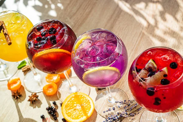 Sommercocktails Auf Dem Tisch Hautnah — Stockfoto