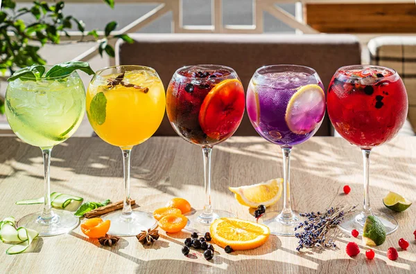 Cocktail Estivi Sul Tavolo Vicino — Foto Stock