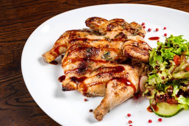 Kızarmış tavuk ve tabakta salata. 