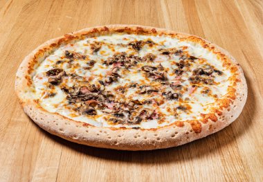 Tahta arka planda İtalyan pizzası.
