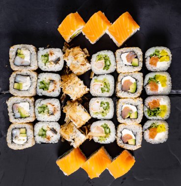 Siyah arka planda suşi.