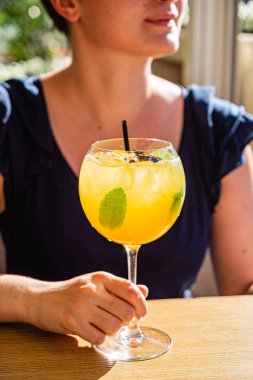 Yaz limonatası içen bir kadın.