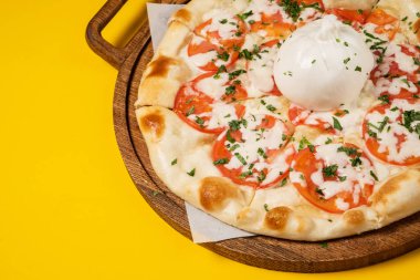 domates ve mozzarella ile vejetaryen pizza, yakın