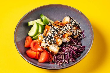 Sarı arka planda taze sebzeli yılan balığı.