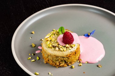 ahududu soslu antep fıstığı kek