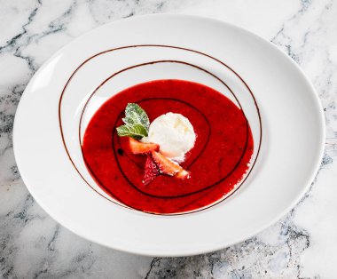 dondurma, çilek çorbası yakın çekim