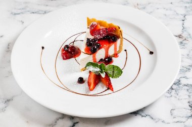 taze çilek ve nane ile cheesecake, yakın