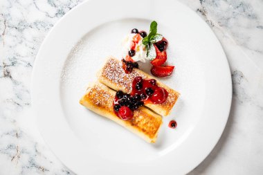 çilek ve nane ile krep, yakın