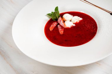 dondurma ile çilek çorbası , yakın