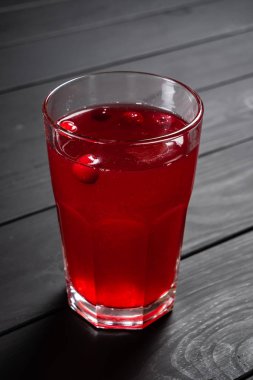 siyah ahşap arka plan üzerinde kızılcık limonata