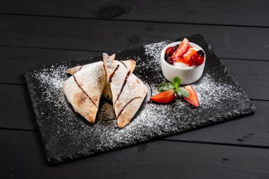 İtalyan pastası, dondurma ve çilek.