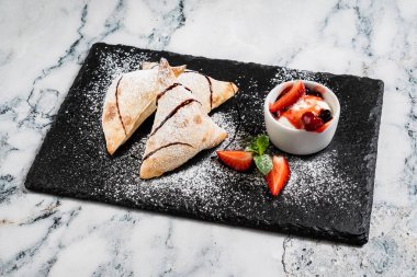 İtalyan pastası, dondurma ve çilek.